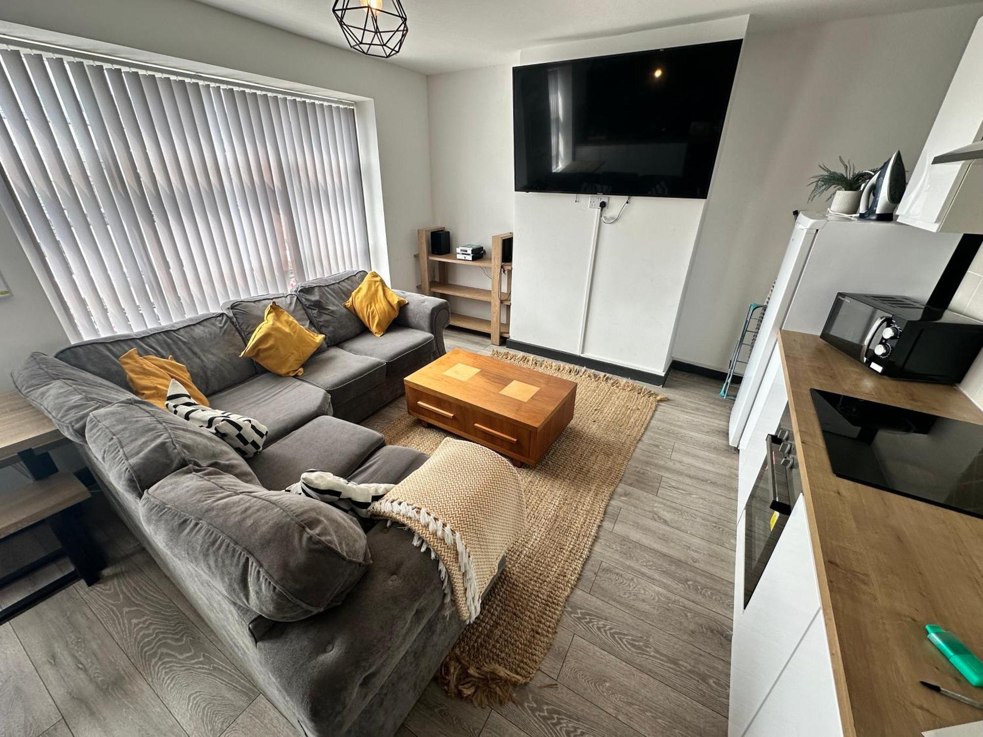Town Center Willow Apartment - Sleeps Up To 10 - Dogs Welcome - 2 Minutes From Train Station 블랙풀 외부 사진