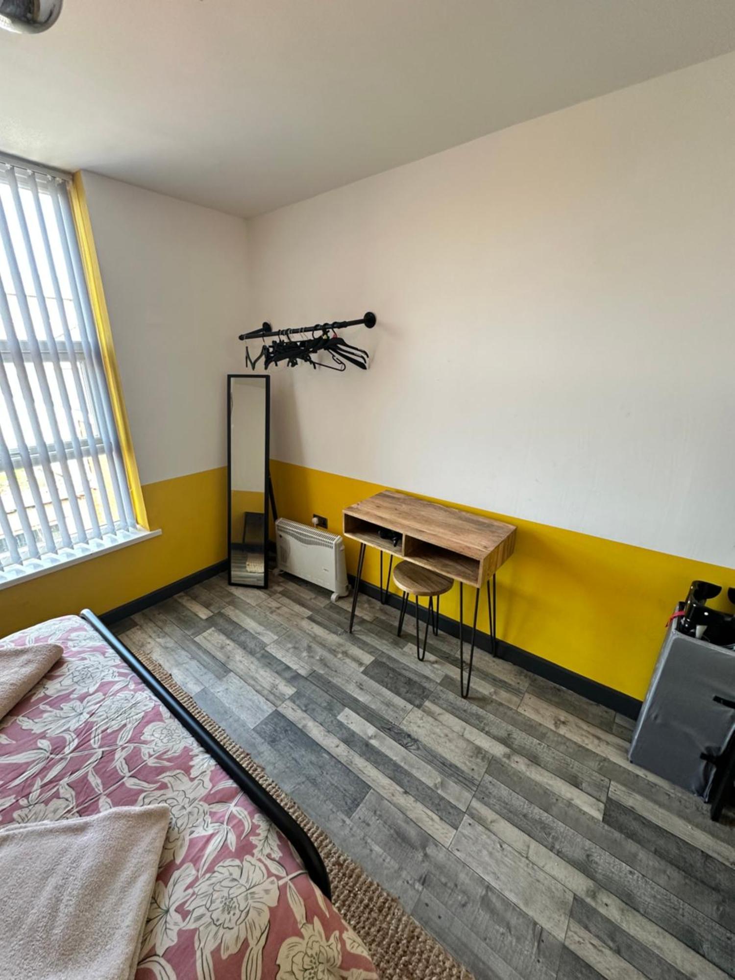 Town Center Willow Apartment - Sleeps Up To 10 - Dogs Welcome - 2 Minutes From Train Station 블랙풀 외부 사진
