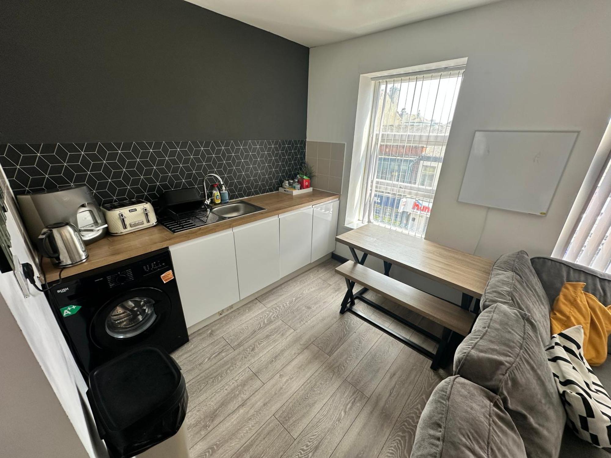 Town Center Willow Apartment - Sleeps Up To 10 - Dogs Welcome - 2 Minutes From Train Station 블랙풀 외부 사진